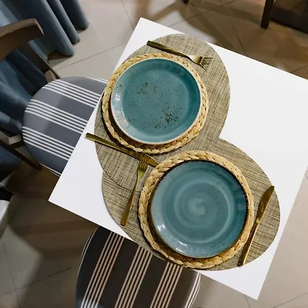 לינה וארוחת בוקר The Little Corner 4*