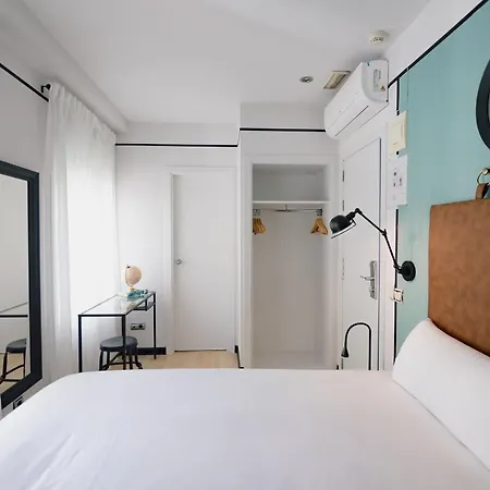 לינה וארוחת בוקר The Little Corner