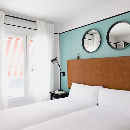 לינה וארוחת בוקר The Little Corner