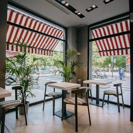 לינה וארוחת בוקר The Little Corner 4*